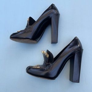 Chloe Shoes Black and Gold Leather Kiltie Pumps
